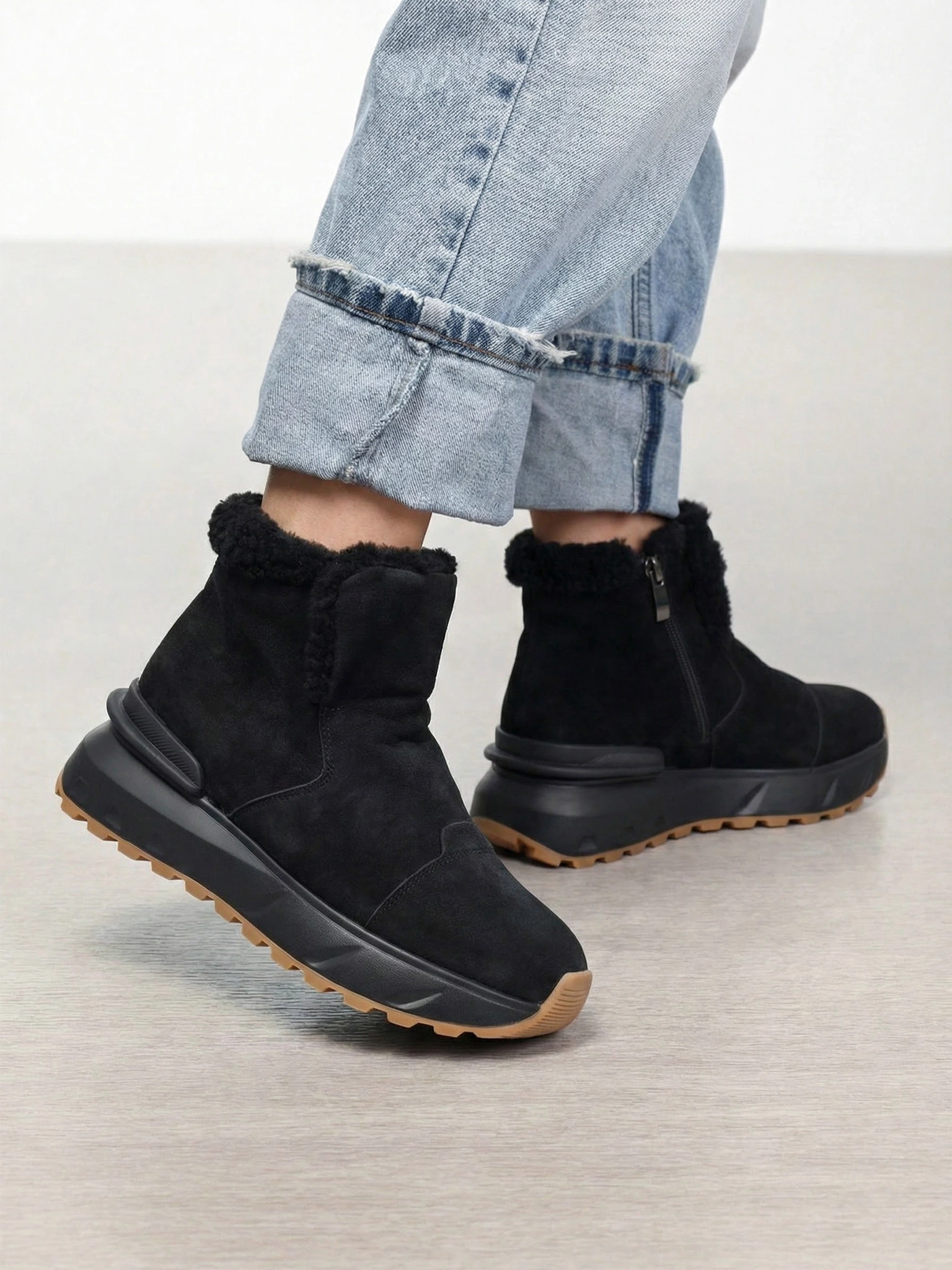 Ботинки черного цвета на рельефной подошве